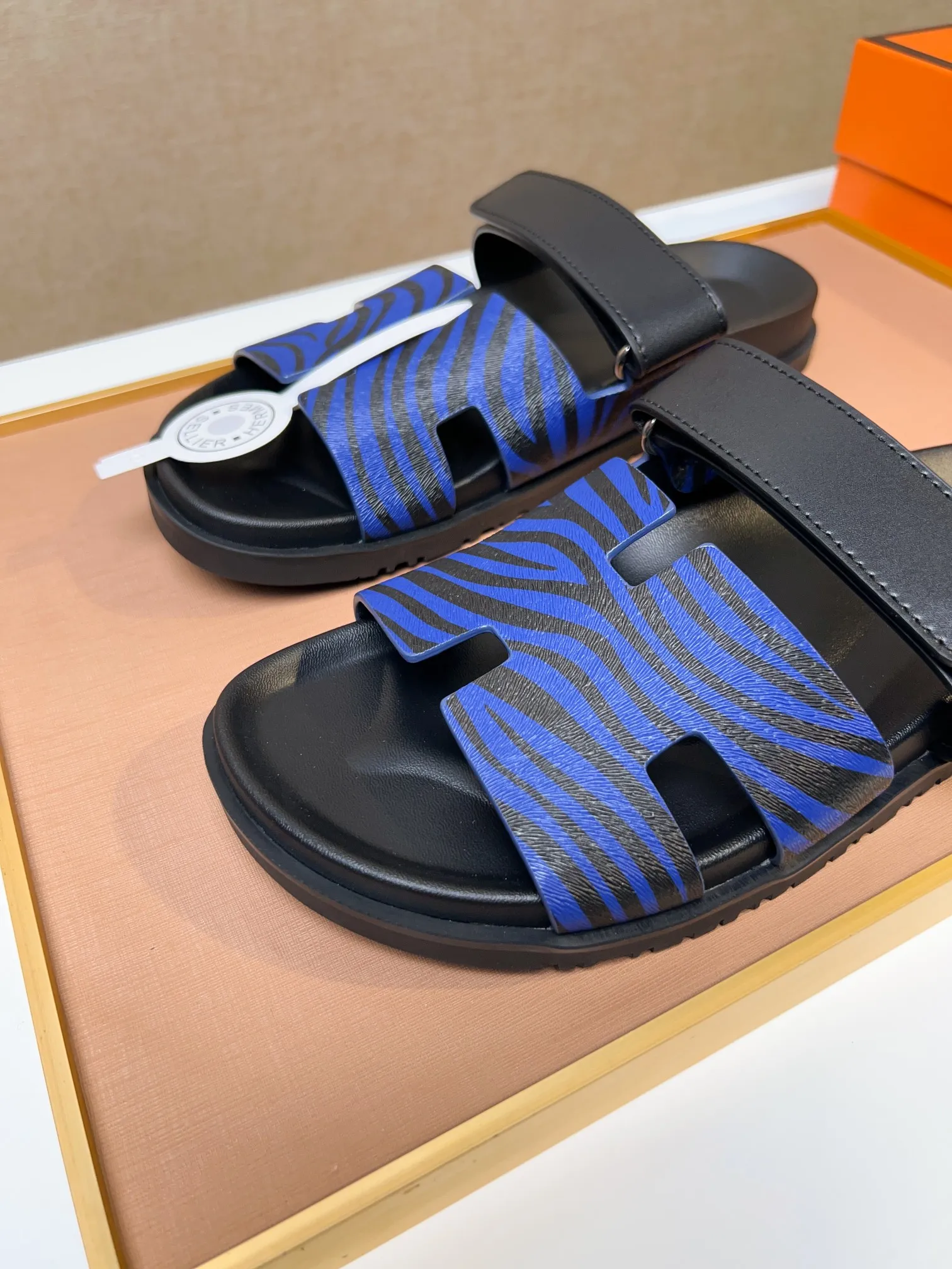Men's clothing and shoes 💰340 💅💅💅 new arrival. Hermes Hermes official website latest counter synchronized new oran color leather H slippers, the original Paris version flew back to the original model and opened the mold to make it perfectly🍌The highest quality Sincerity, you can enter and leave the counter at will [Deyi] The upper is made of original customized  colored palm prints, crocodile print, ostrich print, colored cow leather, colored cow suede, 🤔 horse hair, 🥳 colored diamonds, 🥰 3D printing, and other genuine leather slippers, imported cow pattern foot pad lining, Italian  latest original genuine leather combination outsole Code number: 38-48 (customized at 46.47.48) Can be made into picture combination sole with genuine leather pattern and ordinary molded outsole